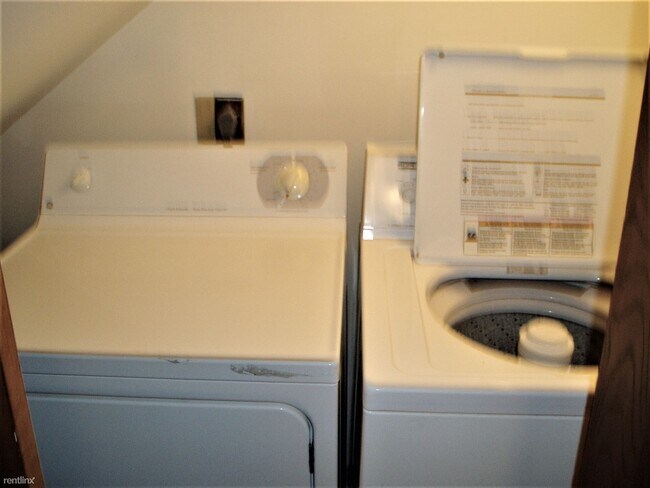 Building Photo - 2 br, 1 bath Townhome - 901 Hartwell Drive A