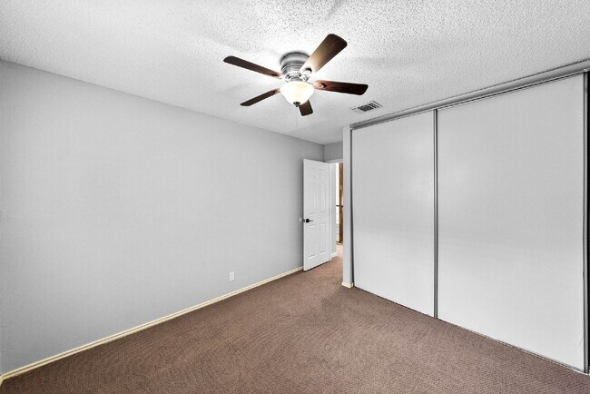 Building Photo - Spacious 4-Bedroom Rental in Autumn Ridge ...