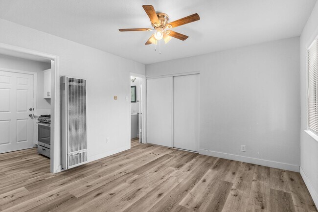 Interior Photo - 2652-2728 E 15th St