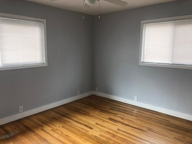 Building Photo - Charming Home w/ Large Yard - Available SOON