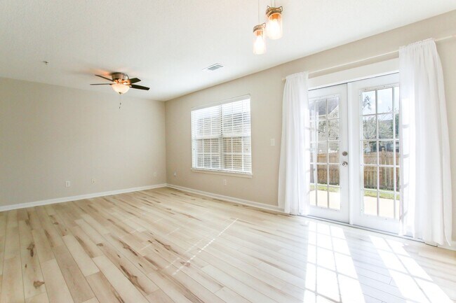 Building Photo - Enjoy this beautifully updated 3 Bed/3 Bat...