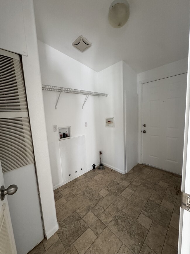 Building Photo - 8237 Jacaranda Ave