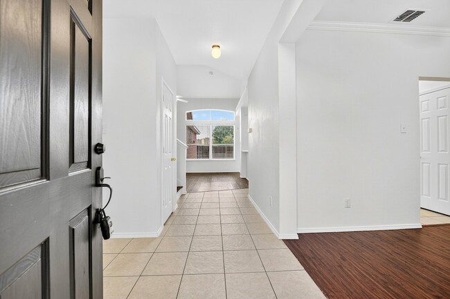 Building Photo - 1006 Hidden Creek Dr