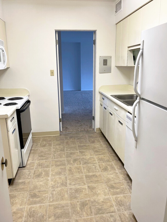 Kitchen - Highland Tower