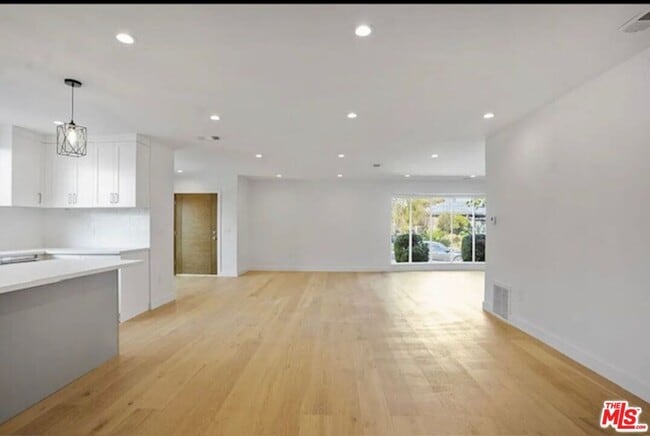 Building Photo - 7406 W 82nd St