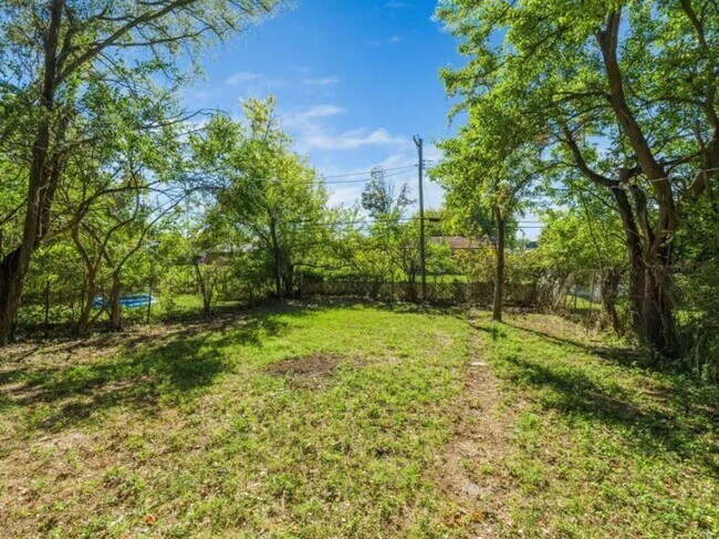 Building Photo - Cape Cod Style 3 Bedroom Home - Newly Remodeled All Throughout!