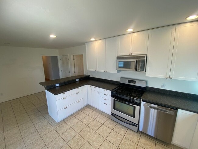 Building Photo - Three Bedroom Bayfield House Available for...