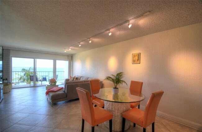 Building Photo - 1021 Hillsboro Mile