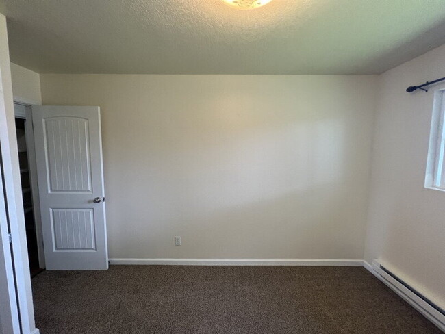 Building Photo - 1826 N Crestmont Dr