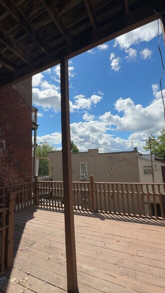 Building Photo - 153 1st St