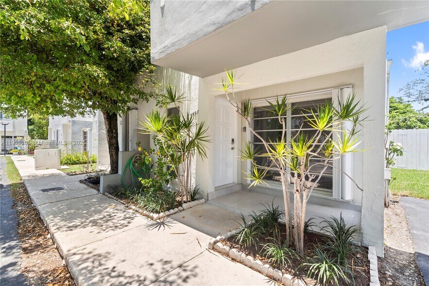 Building Photo - 3597 SW 17th St