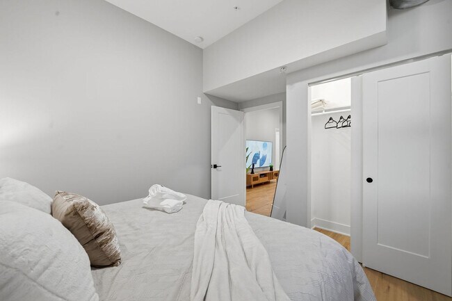 Building Photo - 6044 N Winthrop Ave