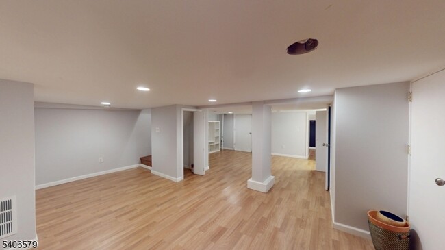 Building Photo - 606 Irvington Ave