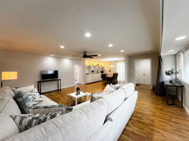 Building Photo - 637 S Ripple Creek Dr