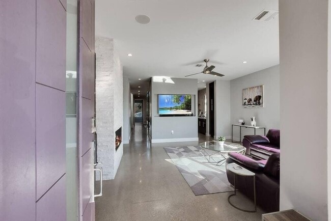 Building Photo - 1802 W 10th St