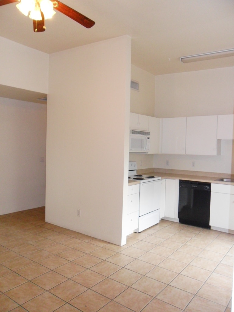 Kitchen - 802 E Lester St