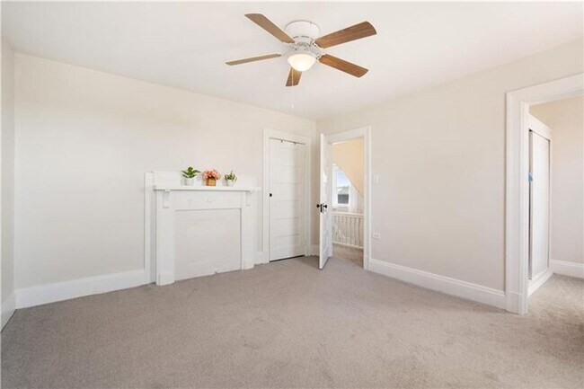 Building Photo - 3 bedroom 1 bath - What a View! - 3-bedroo...