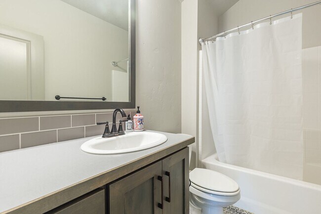 Building Photo - Quiet Centrally located 3 bed 2.5 bathroom