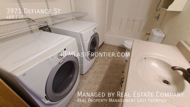 Building Photo - Gorgeous 4 Bedroom and 2 Bath Home w/ Fenc...