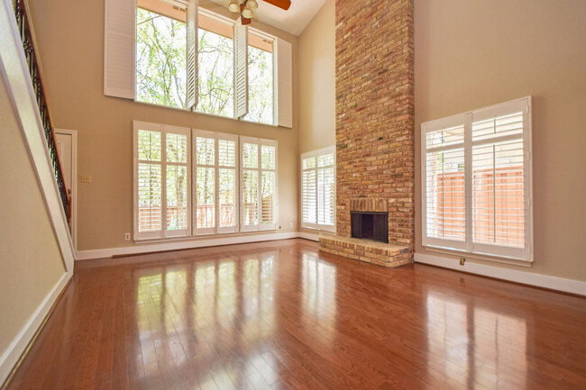 Building Photo - 3 Bedroom Townhouse - Northwest Hills
