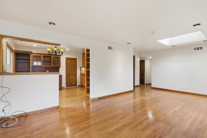 Building Photo - 927 Lorne Way