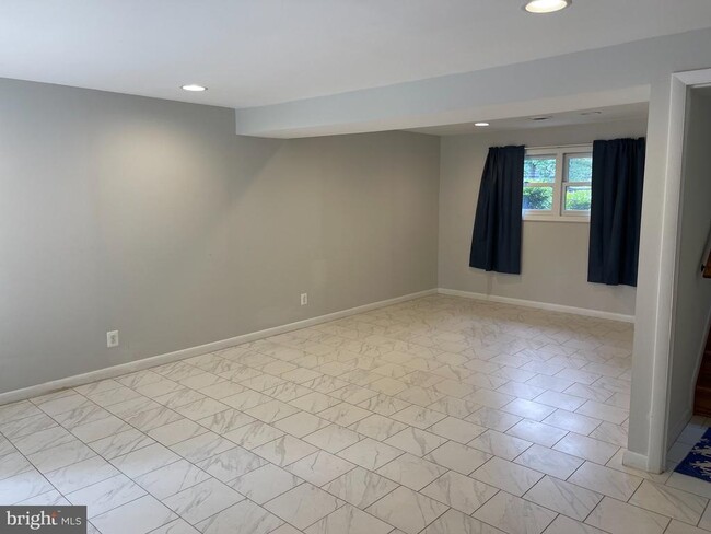 Building Photo - 271 Crandell Rd
