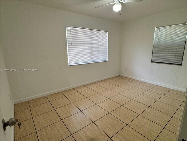 Building Photo - 713 SW 44th Ct