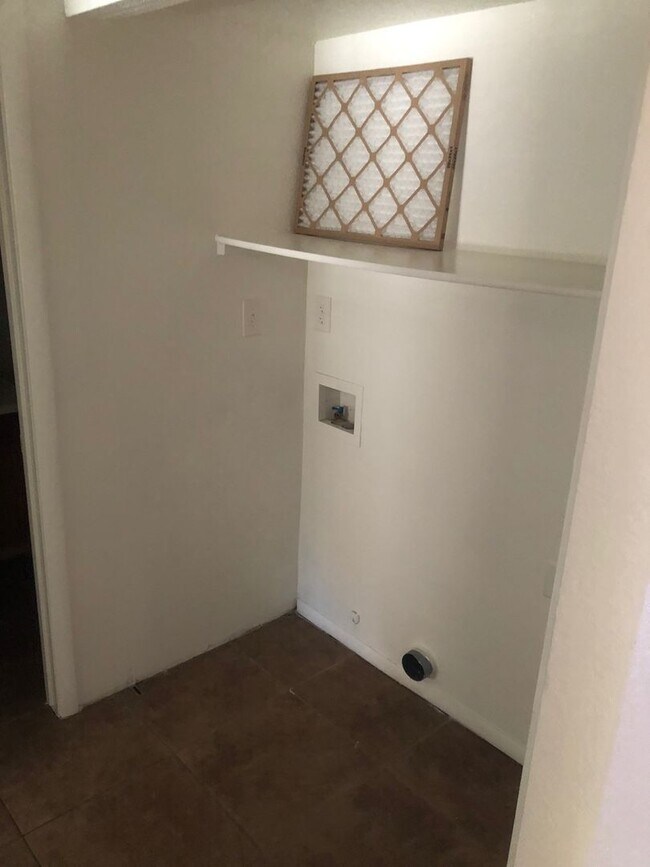 Building Photo - Clean 2 Bed 2 Bath Town home with private yard in Central Phoenix! Gated Community! Move-in Speci...
