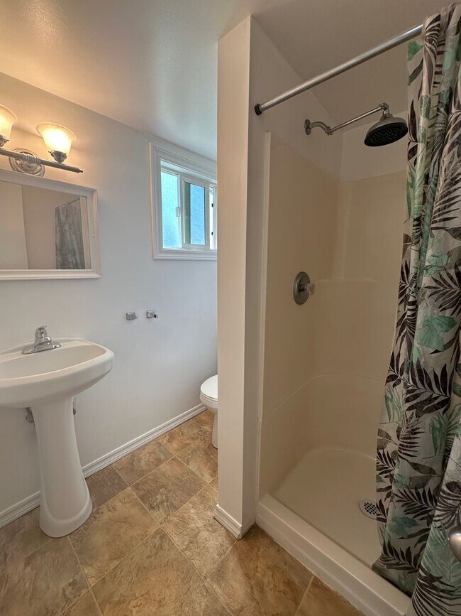Building Photo - Fresh one bedroom, one bath home in downtown Bishop