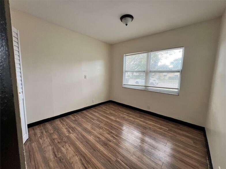 Building Photo - 347 SE 6th St