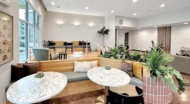 Building Photo - 14015 Univ Pass