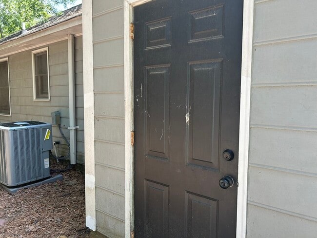 Building Photo - 19 Woodpond Ct