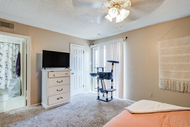 Building Photo - 8633 Knoxville Dr