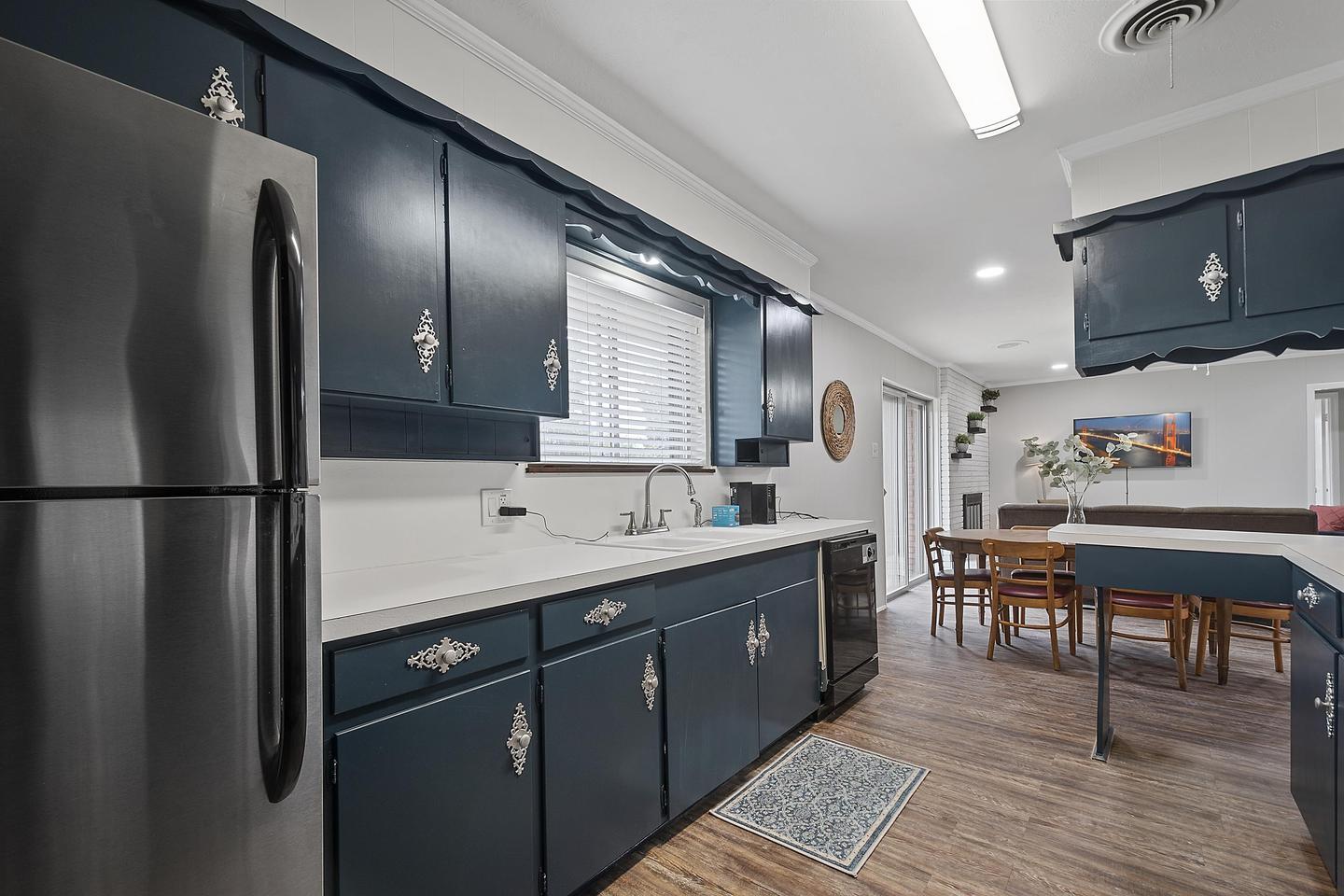 Building Photo - Bright & spacious 6-bedroom retreat in Ben...