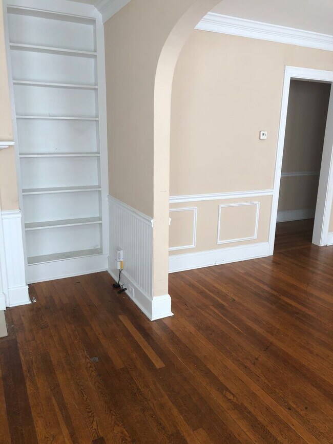 Building Photo - November  Move In Special 1/2 off first fu...