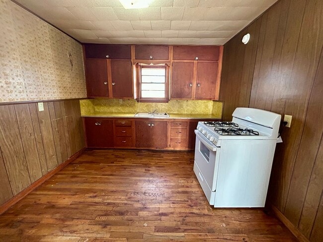 Building Photo - 3 bed 1 bath now available in Arnet Benson