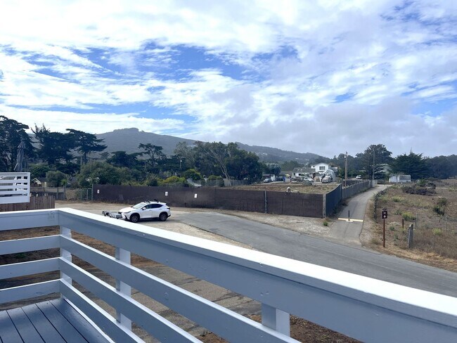 Building Photo - Beautifully Renovated Upstairs unit w/View...