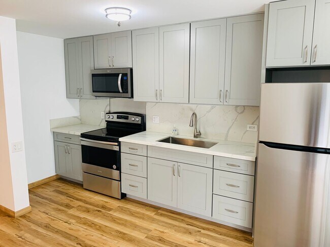 Building Photo - Fully Renovated 2/1/1 at Alexander Towers