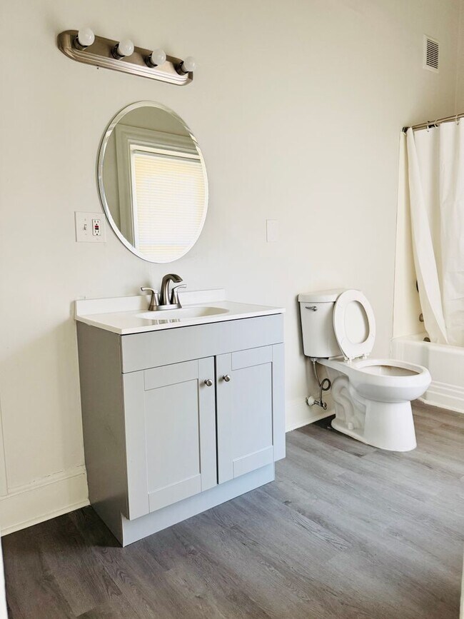 Building Photo - 328 W King St