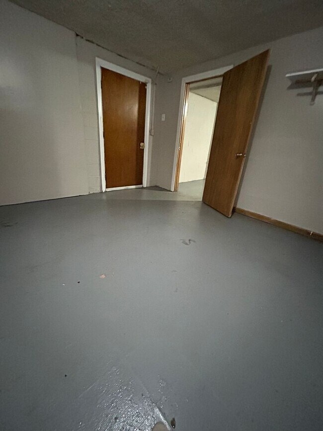 Building Photo - Three Bedroom Home!