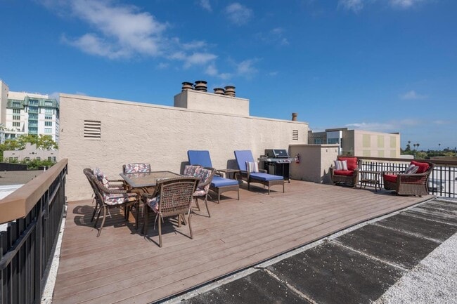 Building Photo - 217 8th Ave