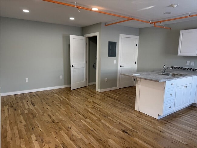 Building Photo - 123 W Market St