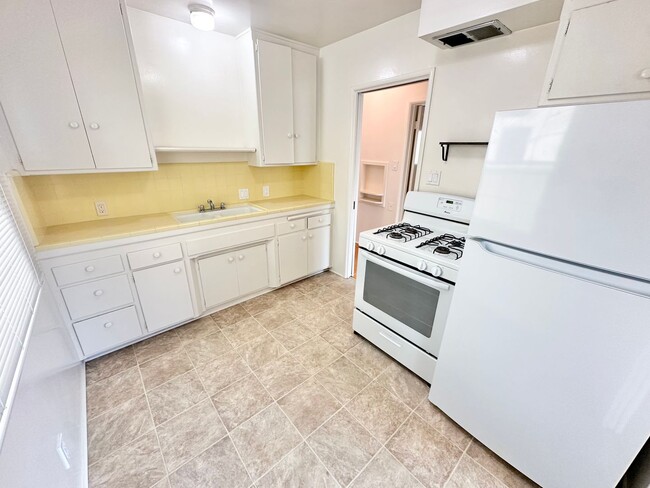 Building Photo - Sun-Filled Belmont Shore Apartment