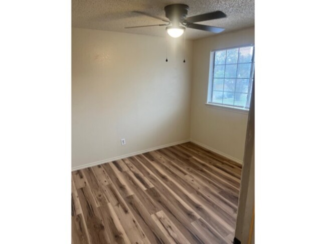 Building Photo - *****3 BEDROOM APARTMENT IN SEAGOVILLE******