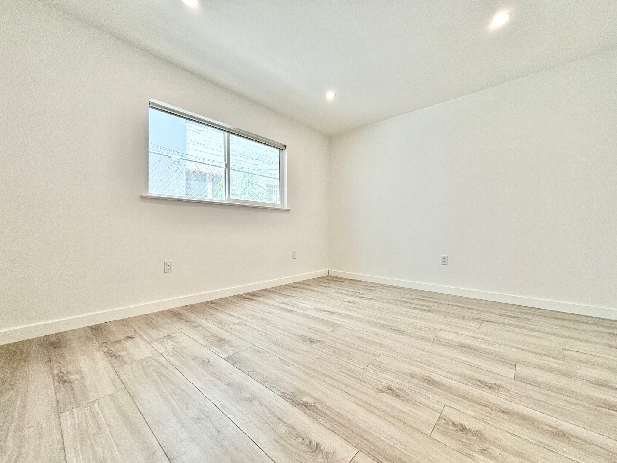 Building Photo - 562 N Kenmore Ave