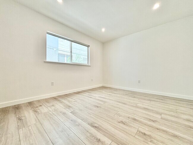 Building Photo - 566 N Kenmore Ave