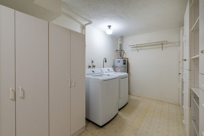Building Photo - Updated private 2 bedroom/2.5 townhouse in...