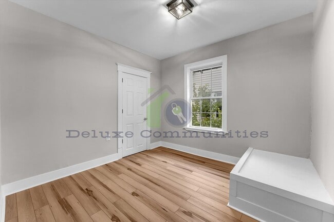 Building Photo - 724-724 Adams St SE