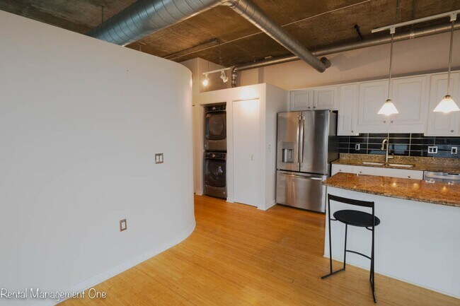 Building Photo - Downtown ROYAL OAK LIVING - 2 bed/2 bath - A CORNER WITH A VIEW!