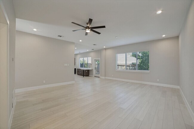 Building Photo - 1618 W Lawndale Dr